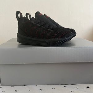 Infant sneakers lebran James black with red trim